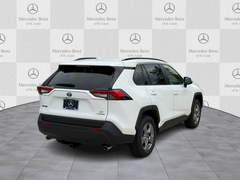 Toyota RAV4 Vehicle Full-screen Gallery Image 3