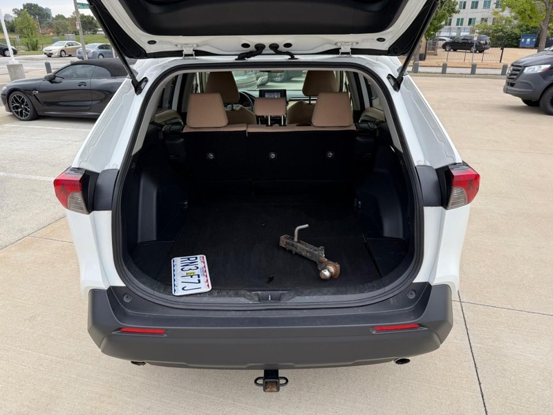 Toyota RAV4 Vehicle Full-screen Gallery Image 8