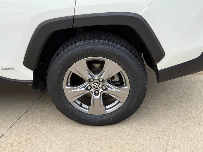 Toyota RAV4 Vehicle Full-screen Gallery Image 9