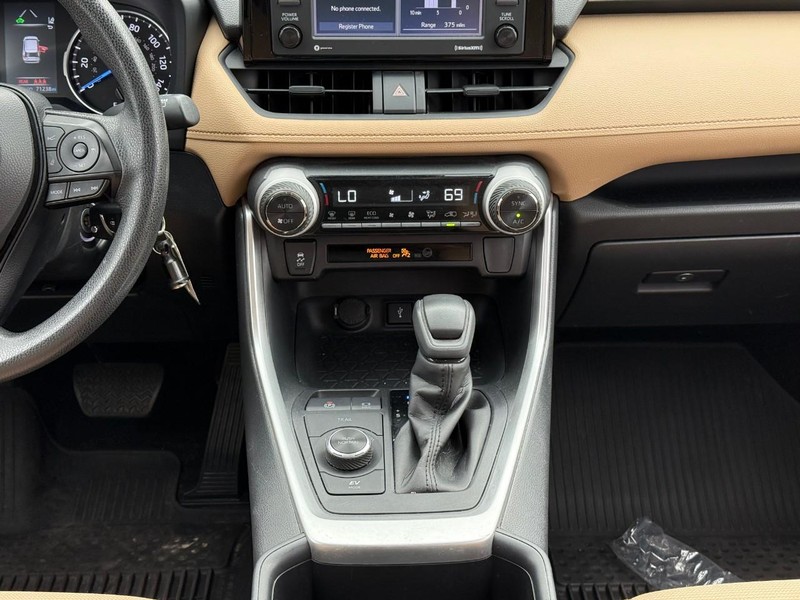 Toyota RAV4 Vehicle Full-screen Gallery Image 15