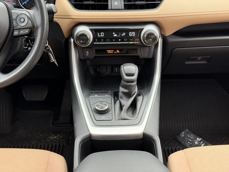 Toyota RAV4 Vehicle Full-screen Gallery Image 16