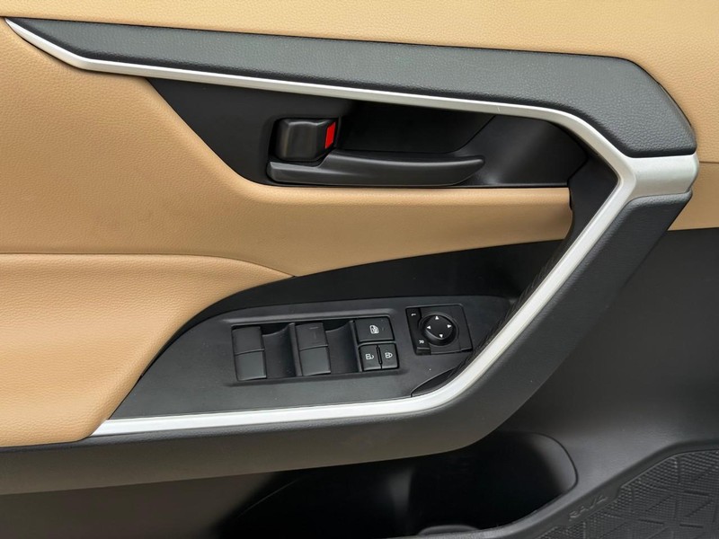 Toyota RAV4 Vehicle Full-screen Gallery Image 17