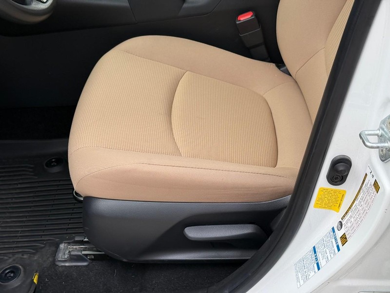 Toyota RAV4 Vehicle Full-screen Gallery Image 18