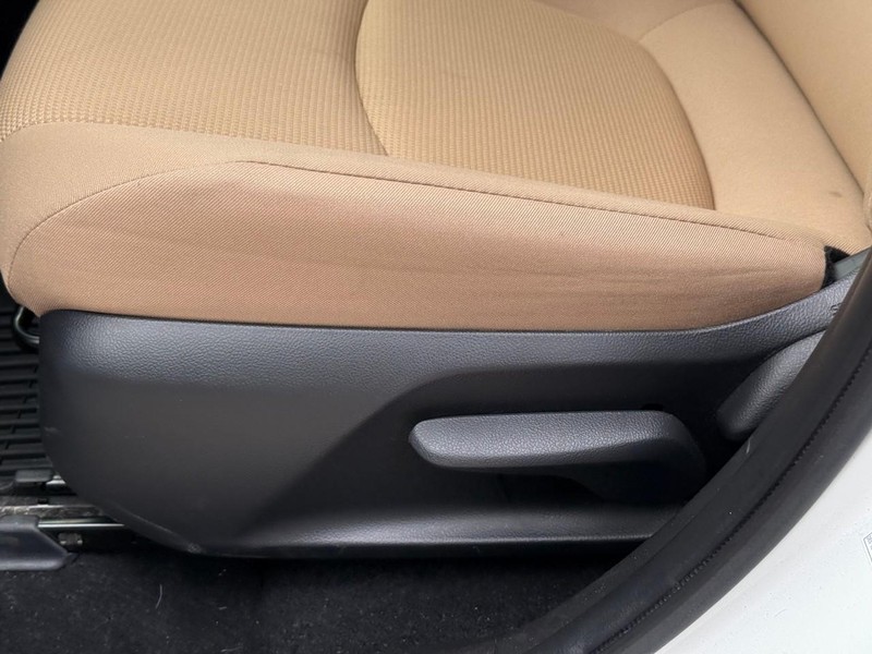 Toyota RAV4 Vehicle Full-screen Gallery Image 19