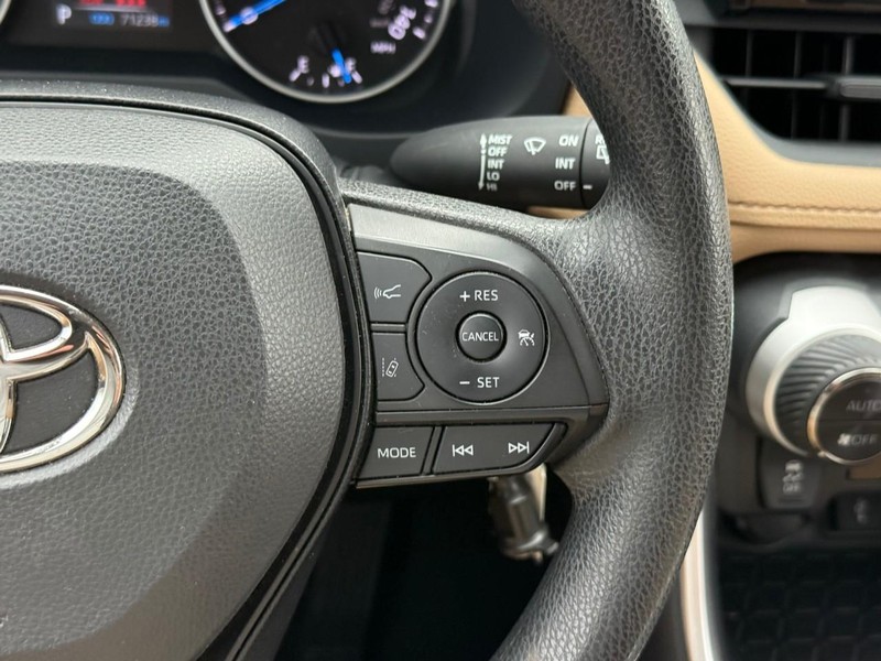 Toyota RAV4 Vehicle Full-screen Gallery Image 21