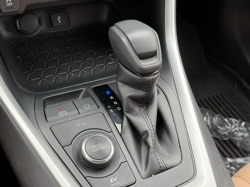 Toyota RAV4 Vehicle Full-screen Gallery Image 23