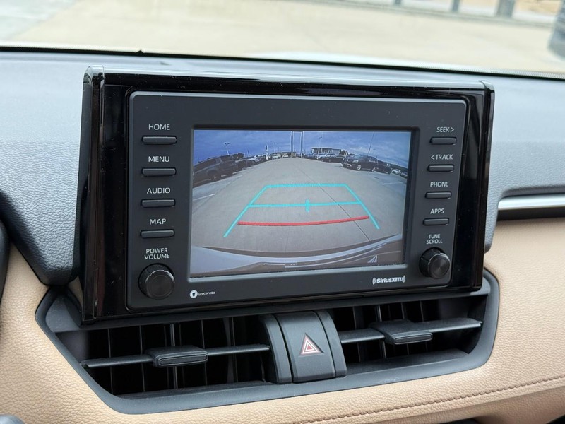 Toyota RAV4 Vehicle Full-screen Gallery Image 24