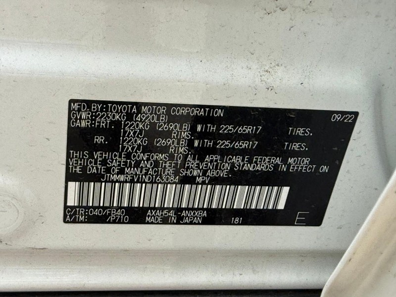 Toyota RAV4 Vehicle Full-screen Gallery Image 25