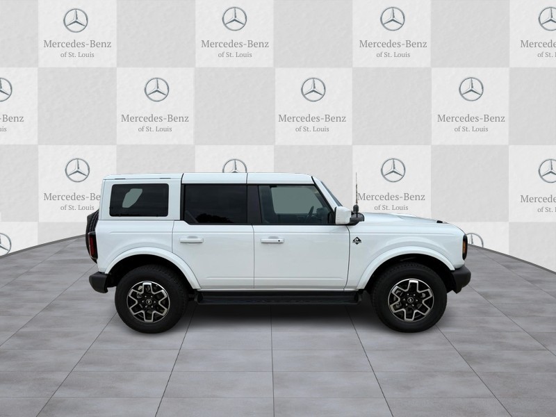 Ford Bronco Vehicle Full-screen Gallery Image 2