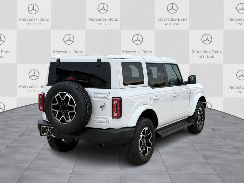 Ford Bronco Vehicle Full-screen Gallery Image 3