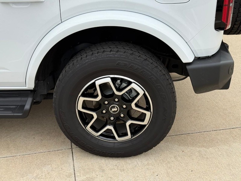 Ford Bronco Vehicle Full-screen Gallery Image 8