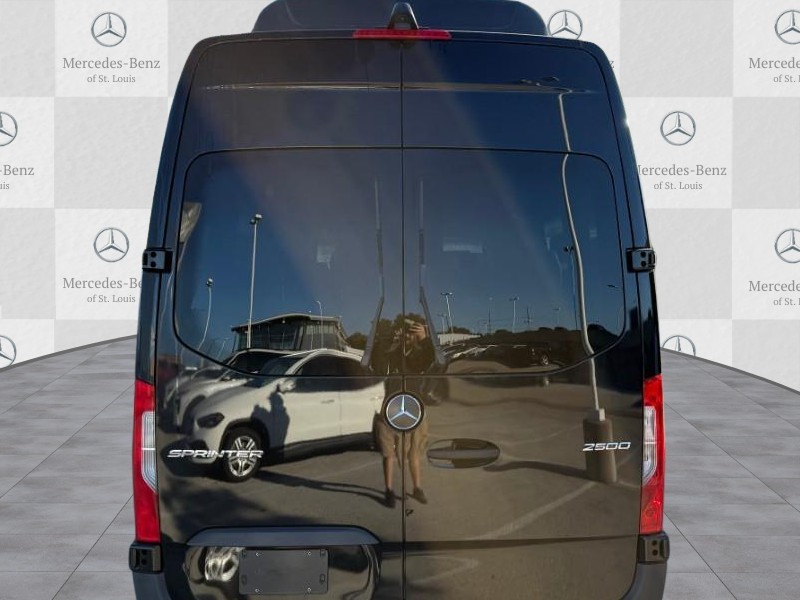 Mercedes-Benz Sprinter Passenger Van Vehicle Full-screen Gallery Image 7