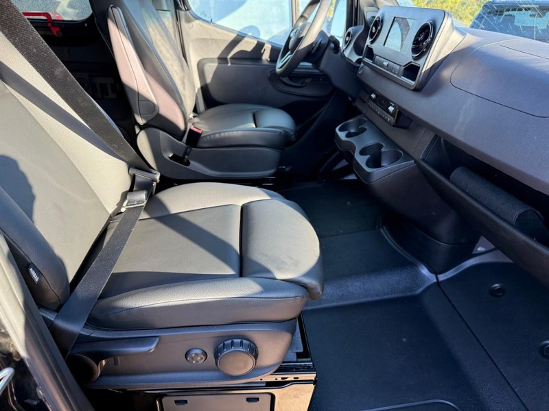 Mercedes-Benz Sprinter Passenger Van Vehicle Full-screen Gallery Image 10