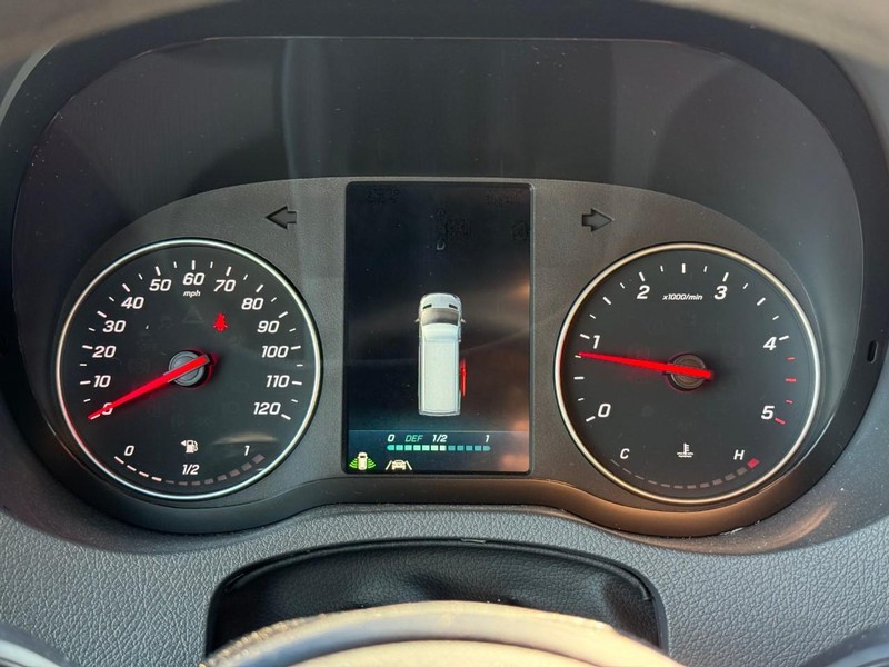 Mercedes-Benz Sprinter Passenger Van Vehicle Full-screen Gallery Image 17