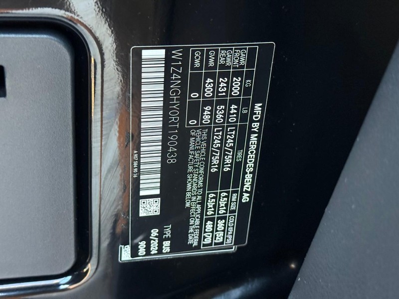 Mercedes-Benz Sprinter Passenger Van Vehicle Full-screen Gallery Image 19