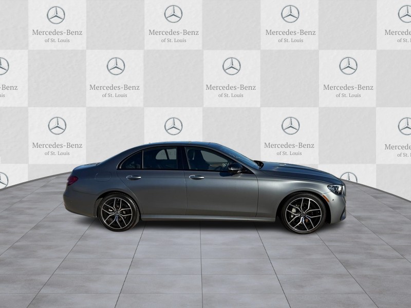 Mercedes-Benz E-Class Vehicle Full-screen Gallery Image 2