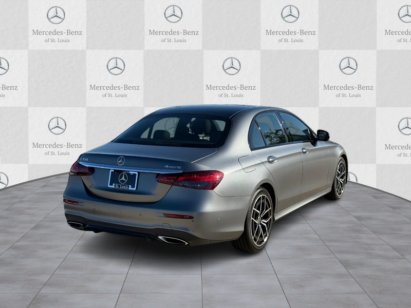 Mercedes-Benz E-Class Vehicle Full-screen Gallery Image 3