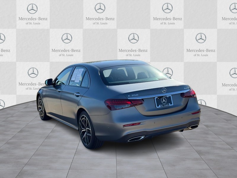 Mercedes-Benz E-Class Vehicle Full-screen Gallery Image 4