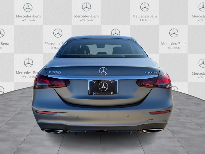 Mercedes-Benz E-Class Vehicle Full-screen Gallery Image 6