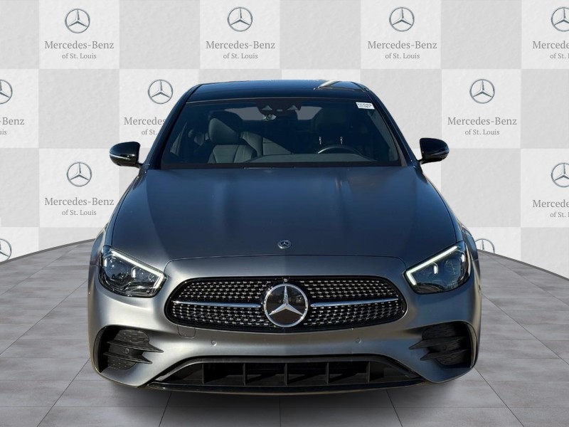 Mercedes-Benz E-Class Vehicle Full-screen Gallery Image 7