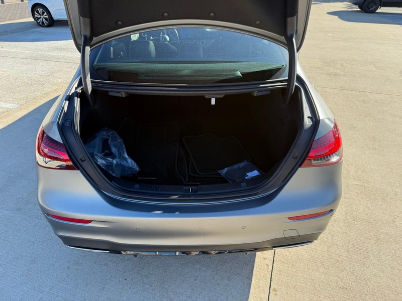 Mercedes-Benz E-Class Vehicle Full-screen Gallery Image 8