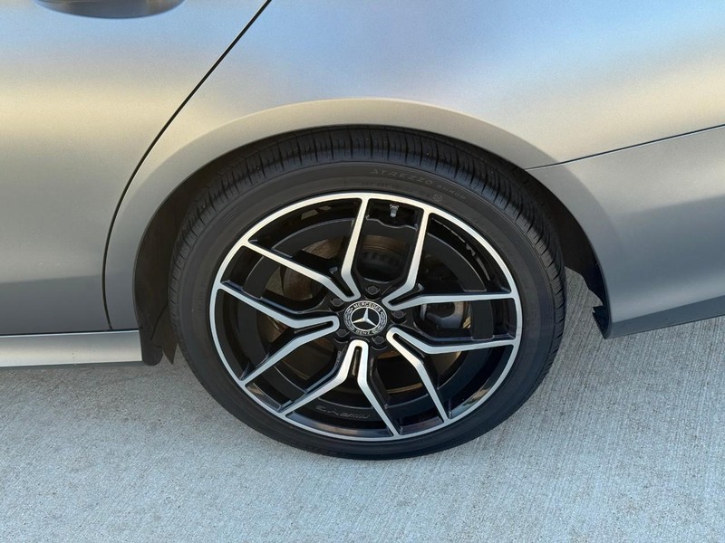 Mercedes-Benz E-Class Vehicle Full-screen Gallery Image 9