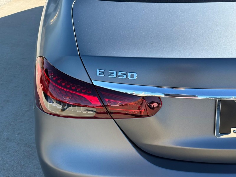 Mercedes-Benz E-Class Vehicle Full-screen Gallery Image 10