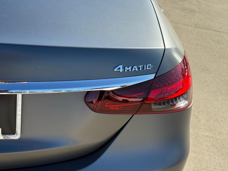 Mercedes-Benz E-Class Vehicle Full-screen Gallery Image 11