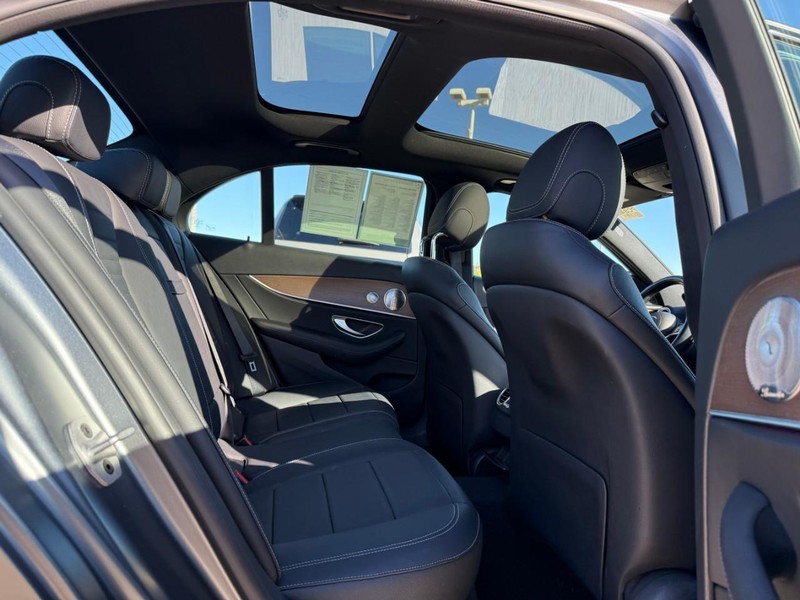 Mercedes-Benz E-Class Vehicle Full-screen Gallery Image 12