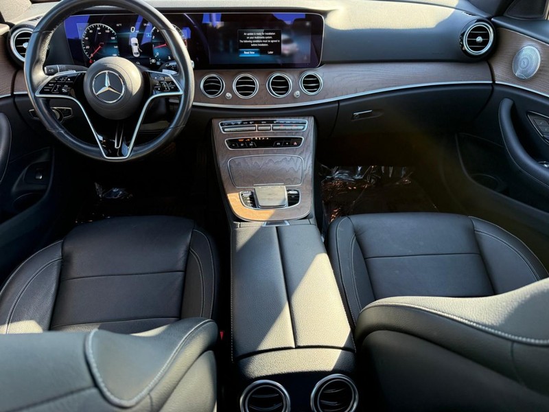 Mercedes-Benz E-Class Vehicle Full-screen Gallery Image 13