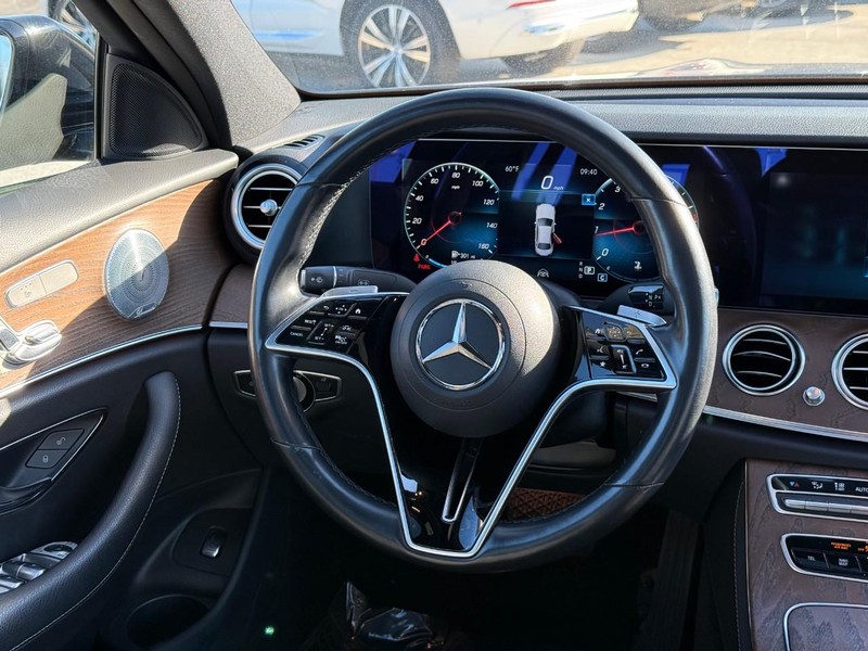 Mercedes-Benz E-Class Vehicle Full-screen Gallery Image 14