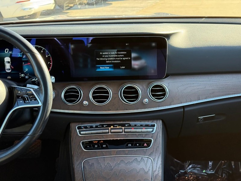 Mercedes-Benz E-Class Vehicle Full-screen Gallery Image 15