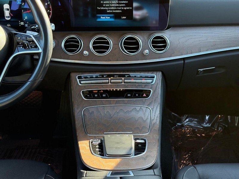 Mercedes-Benz E-Class Vehicle Full-screen Gallery Image 16