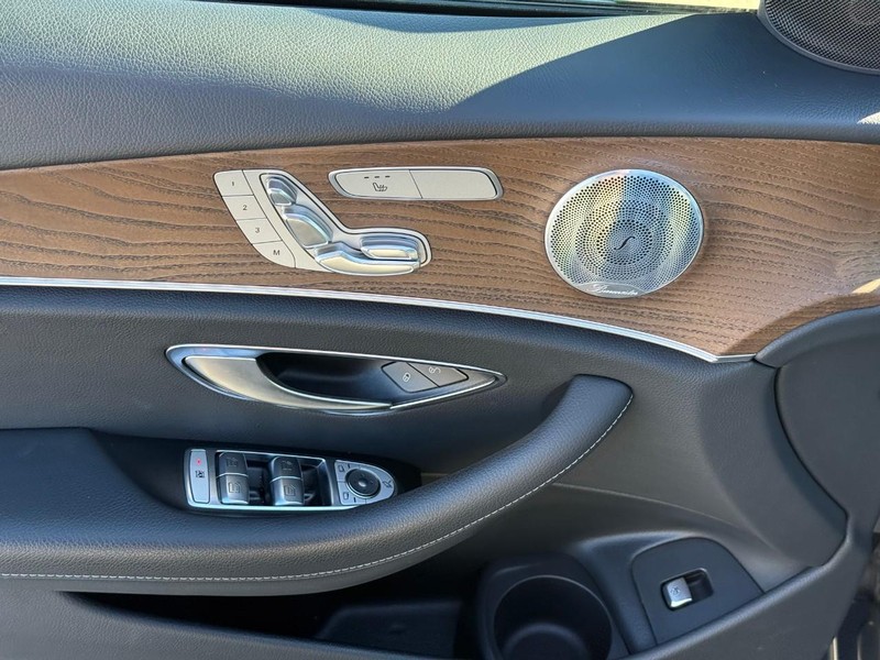 Mercedes-Benz E-Class Vehicle Full-screen Gallery Image 17