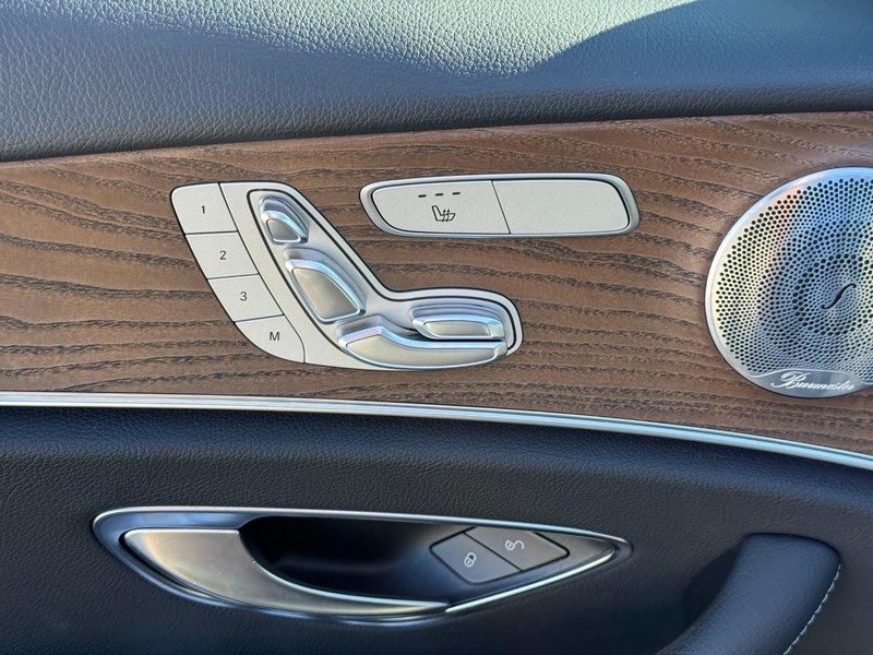 Mercedes-Benz E-Class Vehicle Full-screen Gallery Image 18