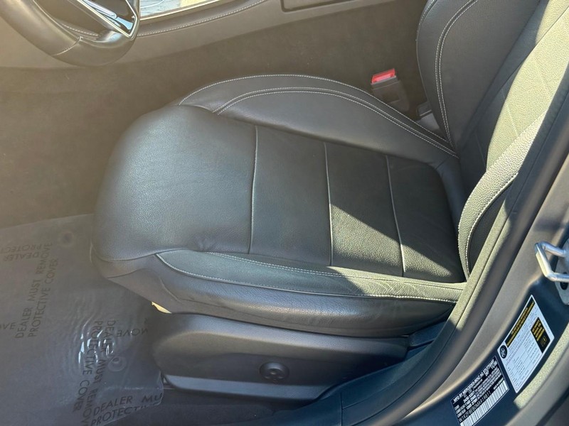 Mercedes-Benz E-Class Vehicle Full-screen Gallery Image 19