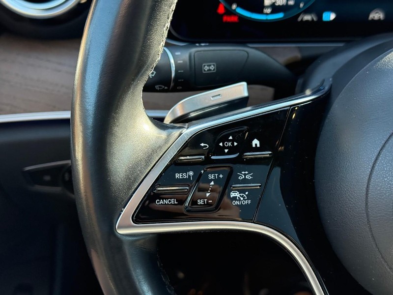 Mercedes-Benz E-Class Vehicle Full-screen Gallery Image 20