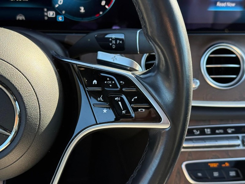 Mercedes-Benz E-Class Vehicle Full-screen Gallery Image 21