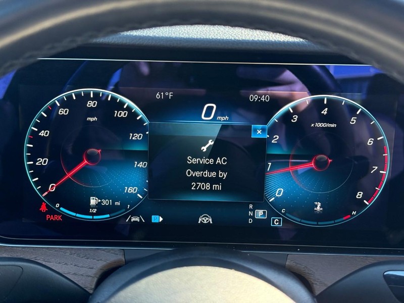 Mercedes-Benz E-Class Vehicle Full-screen Gallery Image 22