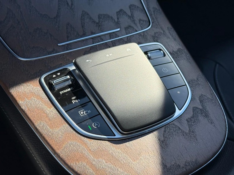 Mercedes-Benz E-Class Vehicle Full-screen Gallery Image 23