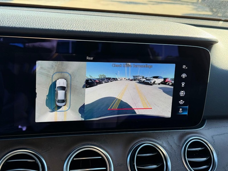 Mercedes-Benz E-Class Vehicle Full-screen Gallery Image 24