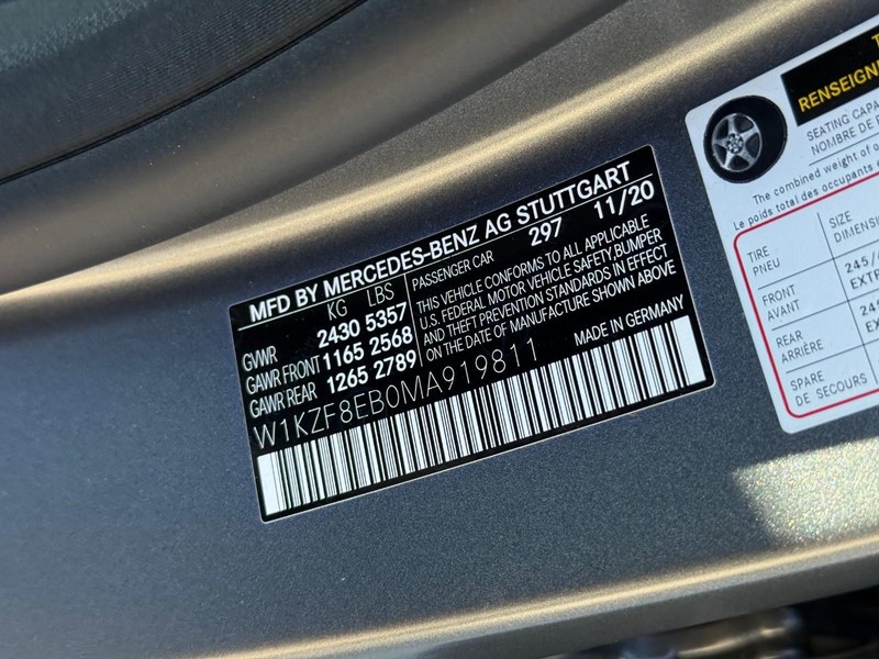 Mercedes-Benz E-Class Vehicle Full-screen Gallery Image 25