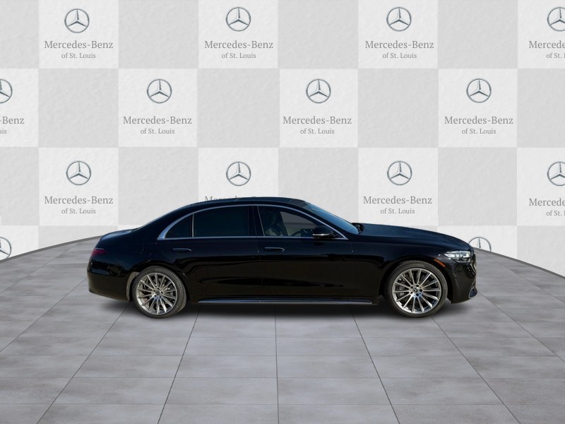 Mercedes-Benz S-Class Vehicle Full-screen Gallery Image 2