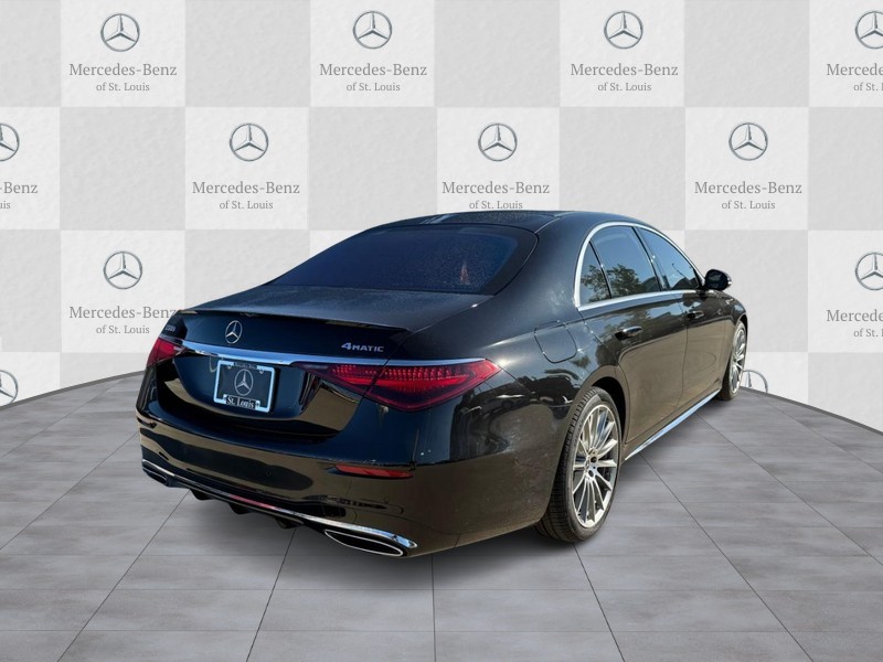 Mercedes-Benz S-Class Vehicle Full-screen Gallery Image 3