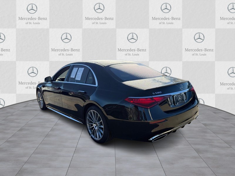 Mercedes-Benz S-Class Vehicle Full-screen Gallery Image 4