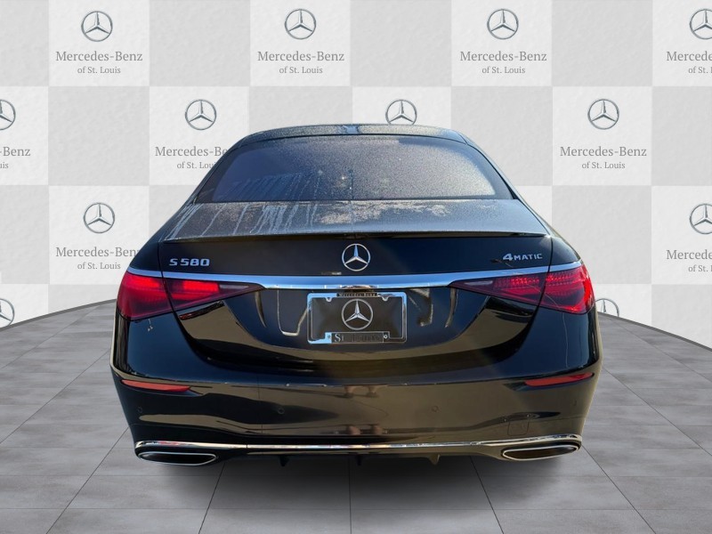 Mercedes-Benz S-Class Vehicle Full-screen Gallery Image 6