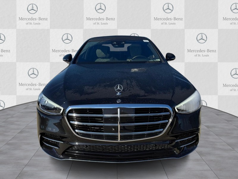 Mercedes-Benz S-Class Vehicle Full-screen Gallery Image 7