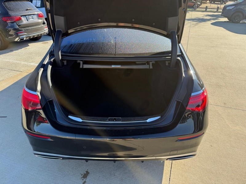 Mercedes-Benz S-Class Vehicle Full-screen Gallery Image 8