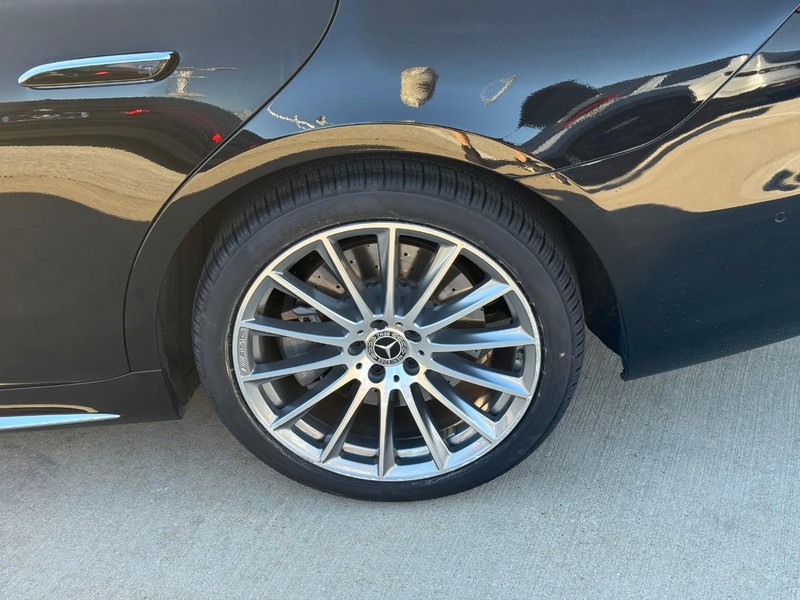 Mercedes-Benz S-Class Vehicle Full-screen Gallery Image 9