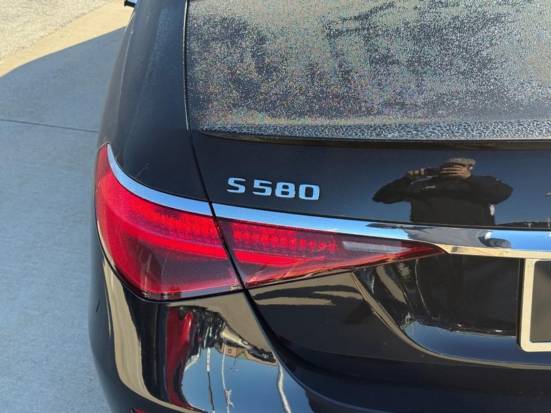 Mercedes-Benz S-Class Vehicle Full-screen Gallery Image 10